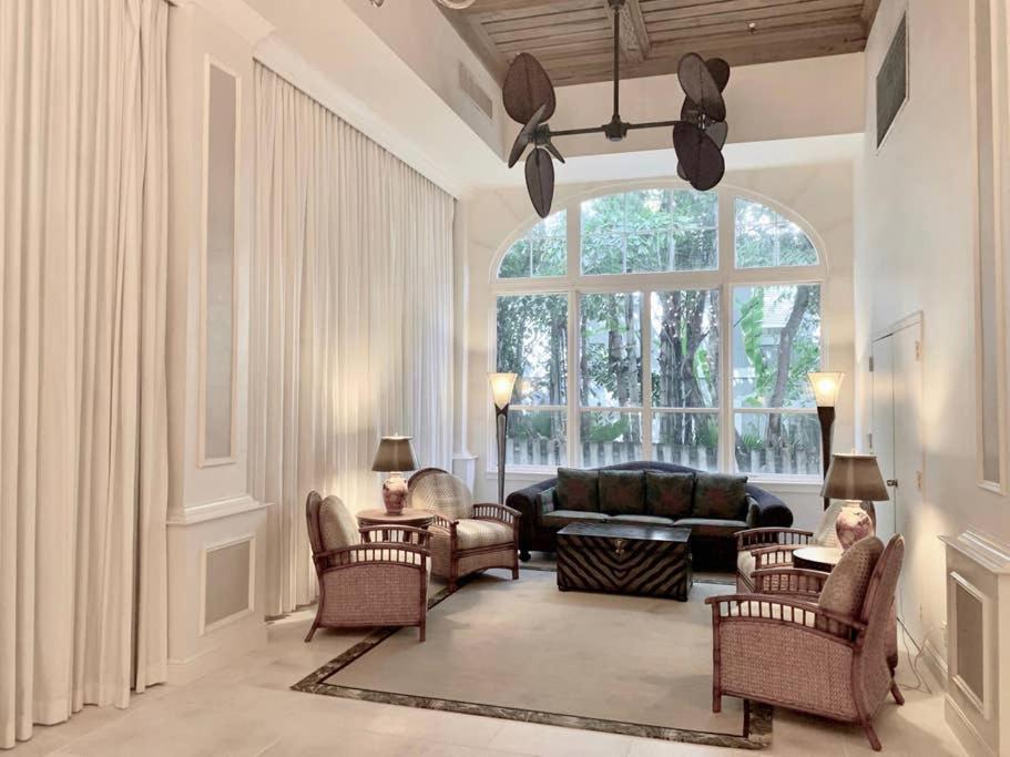 Hemingway Suites At Palm Beach Hotel Island Exterior photo