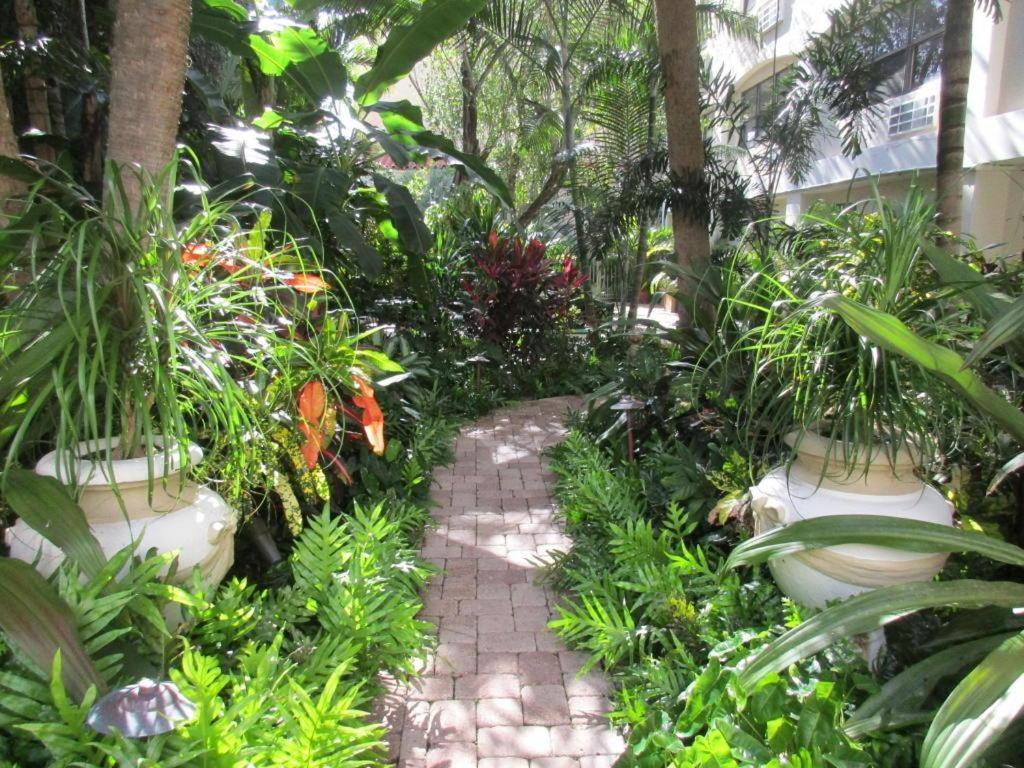 Hemingway Suites At Palm Beach Hotel Island Exterior photo