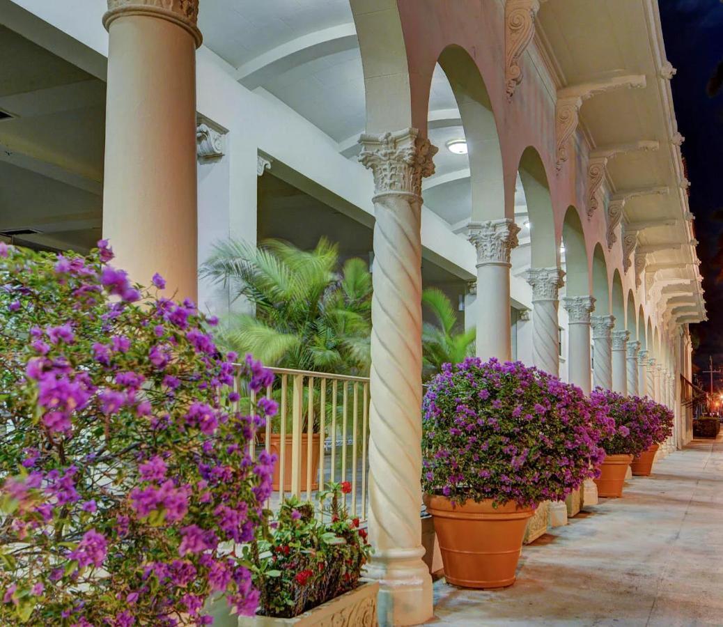 Hemingway Suites At Palm Beach Hotel Island Exterior photo